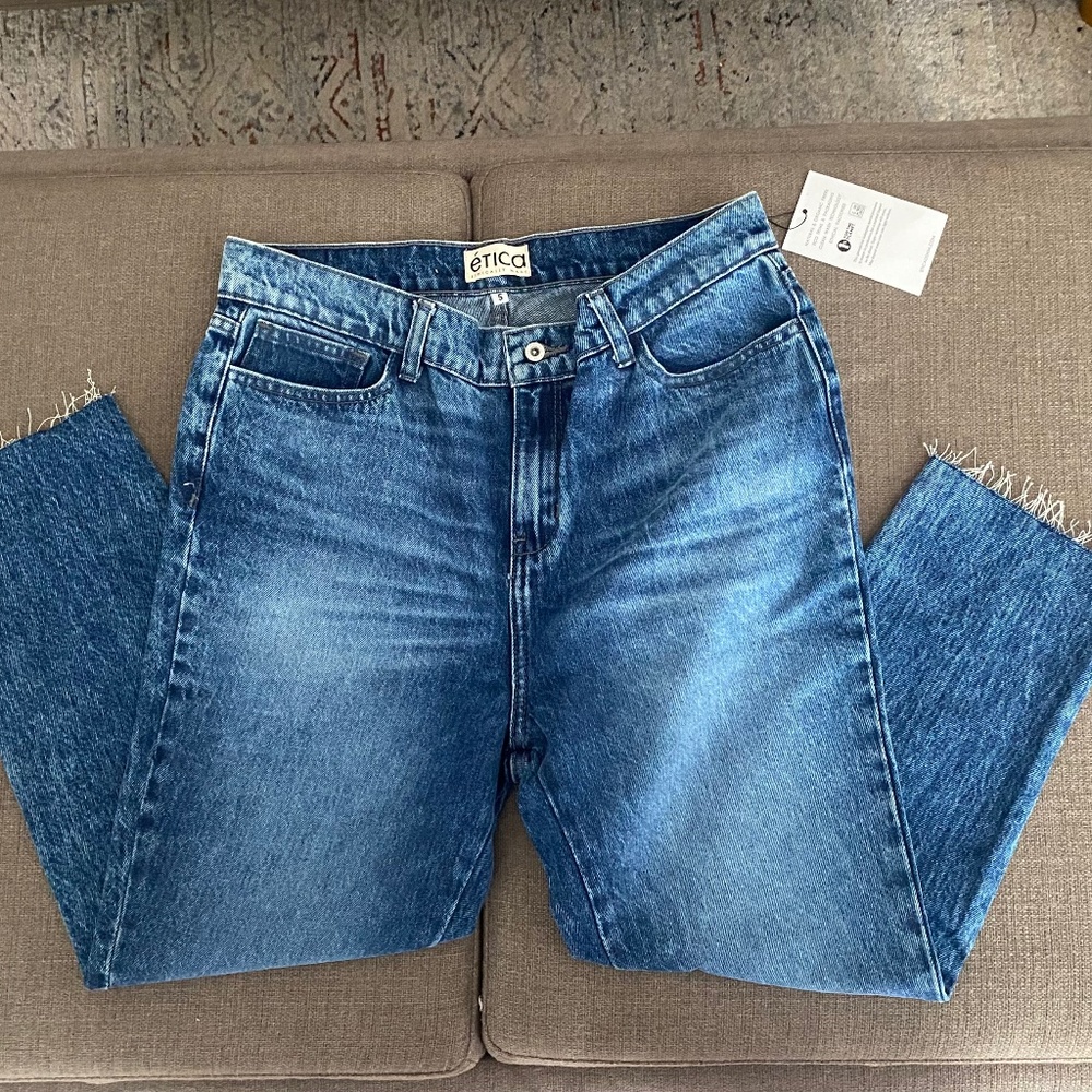 Etica jeans NWT size 5. Frayed crop